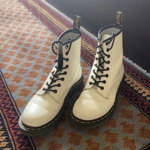 🤍Excellent Condition White Dr. Martens🤍